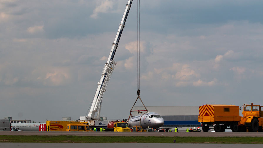 На&nbsp;месте крушения самолета Sukhoi Superjet 100, следовавшего рейсом &laquo;Аэрофлота&raquo; SU1492 из&nbsp;Москвы в&nbsp;Мурманск, в&nbsp;аэропорту Шереметьево, 6 мая 2019 года
