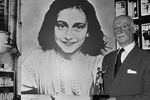 Единственным членом семьи, выжившим в нацистских лагерях, был отец Анны Отто Франк. После войны он вернулся в Амстердам, а в 1953 году переехал в Базель (Швейцария). Он умер в 1980 году.
На фото: 14 июня 1971 год. Отто Франк держит в руках награду «Золотое перо»^ врученную за продажу миллиона копий знаменитой книги в мягкой обложке «Дневник Анны Франк» в Лондоне