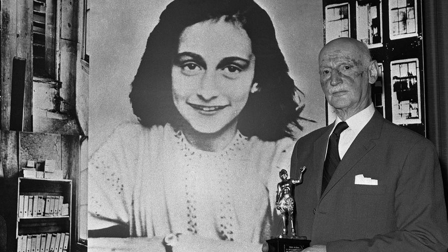 Единственным членом семьи, выжившим в&nbsp;нацистских лагерях, был отец Анны Отто Франк. После войны он вернулся в&nbsp;Амстердам, а в&nbsp;1953 году переехал в&nbsp;Базель (Швейцария). Он умер в&nbsp;1980 году.
На&nbsp;фото: 14 июня 1971 год. Отто Франк держит в&nbsp;руках награду &laquo;Золотое перо&raquo;^ врученную за&nbsp;продажу миллиона копий знаменитой книги в&nbsp;мягкой обложке «Дневник Анны Франк» в&nbsp;Лондоне