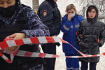 Сотрудники полиции, Росгваргвардии у православной гимназии в Серпухове, где произошел взрыв, 13 декабря 2021 года