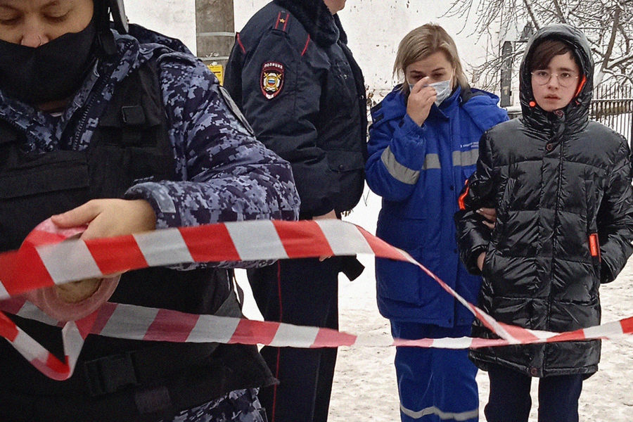 Сотрудники полиции, Росгваргвардии у&nbsp;православной гимназии в&nbsp;Серпухове, где произошел взрыв, 13&nbsp;декабря 2021&nbsp;года