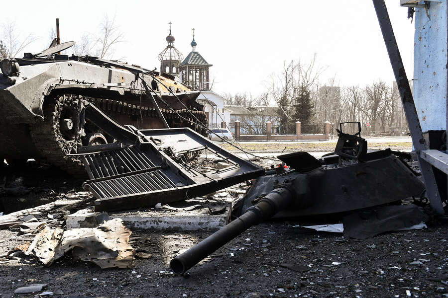 Сгоревшая военная техника на&nbsp;одной из&nbsp;улиц города. На&nbsp;дальнем плане&nbsp;- церковь, пострадавшая во время обстрела. Волноваха, март 2022&nbsp;год