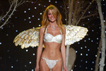 Ева Герцигова во время показа коллекции Victoria's Secret в Нью-Йорке, 2001 год