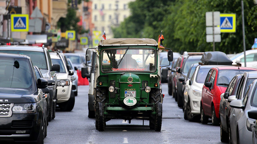 Раритетный трактор Deutz 1961 года выпуска по кличке «Роберте», на котором 81-летний немецкий пенсионер-путешественник Винфрид Лангнер прибыл из города Лауенферде (Нижняя Саксония) в Санкт-Петербург.