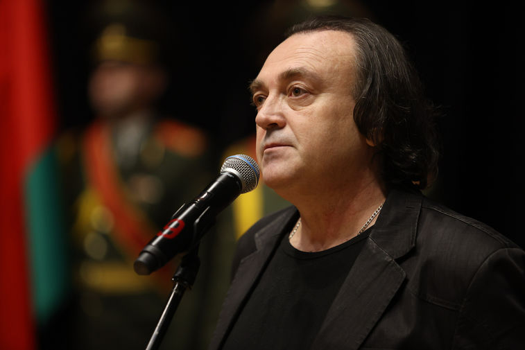 Музыкант ансамбля &laquo;Песняры&raquo; Вадим Косенко во время церемонии прощания с&nbsp;бывшим солистом ВИА &laquo;Песняры&raquo; Леонидом Борткевичем в&nbsp;Минске, 15&nbsp;апреля 2021&nbsp;года