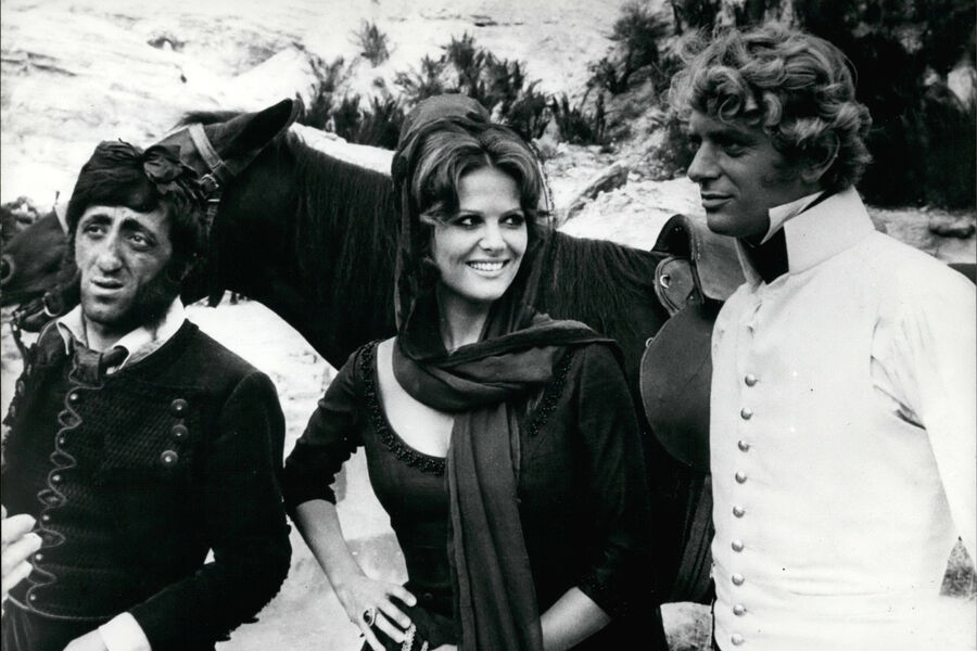 Итальянская актриса Клаудия Кардинале между&nbsp;актерами Карло Делле Пиане и Марком Бернсом (справа) во время съемок фильма «Приключение Жерара», 1970&nbsp;год