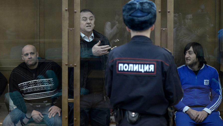 Обвиняемые в убийстве Анны Политковской Сергей Хаджикурбанов, Лом-Али Гайтукаев и Ибрагим Махмудов (слева направо) во время заседания в Мосгорсуде, 2014 год