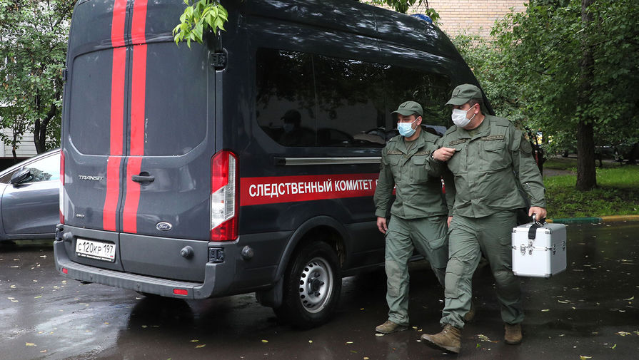 Автомобиль СК РФ и криминалисты у&nbsp;подъезда жилого дома на&nbsp;улице Приорова, 38, 18 июня 2020 года