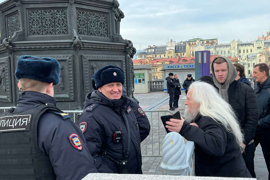 Перед&nbsp;храмом Христа Спасителя, где проходит отпевание лидера ЛДПР Владимира Жириновского, 8&nbsp;апреля 2022&nbsp;года
