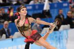 Вера Базарова и Юрий Ларионов (Россия) выступают в произвольной программе парного катания на соревнованиях по фигурному катанию, XXII зимние Олимпийские игры в Сочи