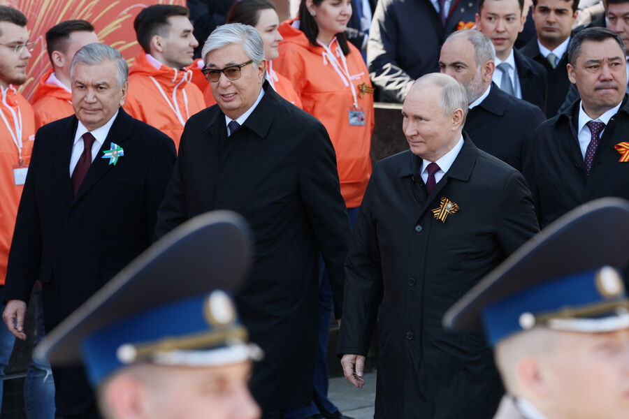 Президент РФ Владимир Путин, президент Узбекистана Шавкат Мирзиеев (слева), президент Казахстана Касым-Жомарт Токаев (второй слева) идут к&nbsp;трибунам перед&nbsp;началом парада в&nbsp;Москве, посвященного 78-й годовщине Победы в&nbsp;Великой Отечественной войне, 9&nbsp;мая 2023&nbsp;года