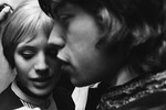 Актриса Марианна Фейтфулл за кулисами со своим бойфрендом, солистом группы The Rolling Stones, Миком Джаггером после премьерного выступления в роли Ирины в спектакле «Три сестры» Чехова в театре Royal Court в Лондоне, 24 апреля 1967 года