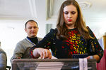 Супруга главы ДНР Александра Захарченко Наталья во время предварительного общественного голосования на избирательном участке №34