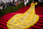Певица Рианна во время бала американского Института костюма Met Gala в Нью-Йорке, 2015 год