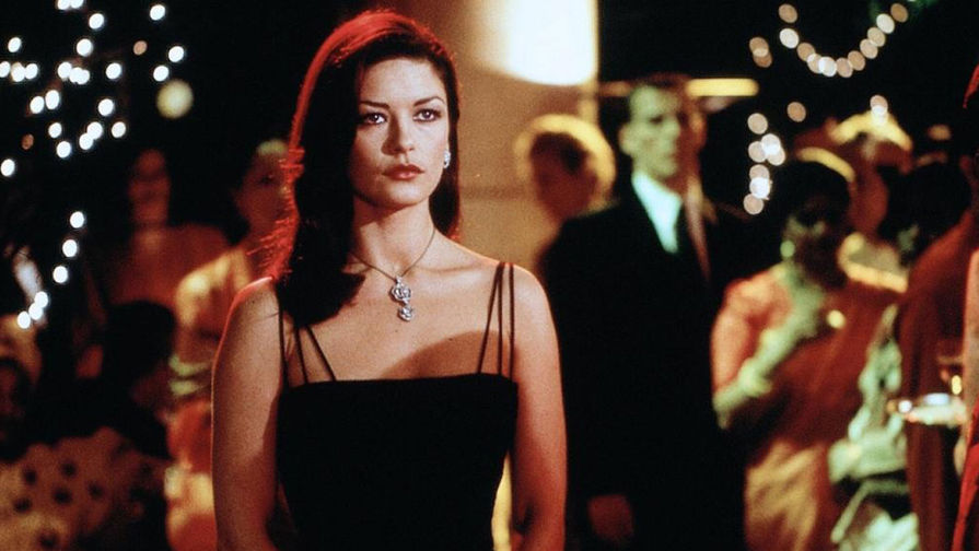 Актриса Кэтрин Зета-Джонс в фильме «Западня» (1999)