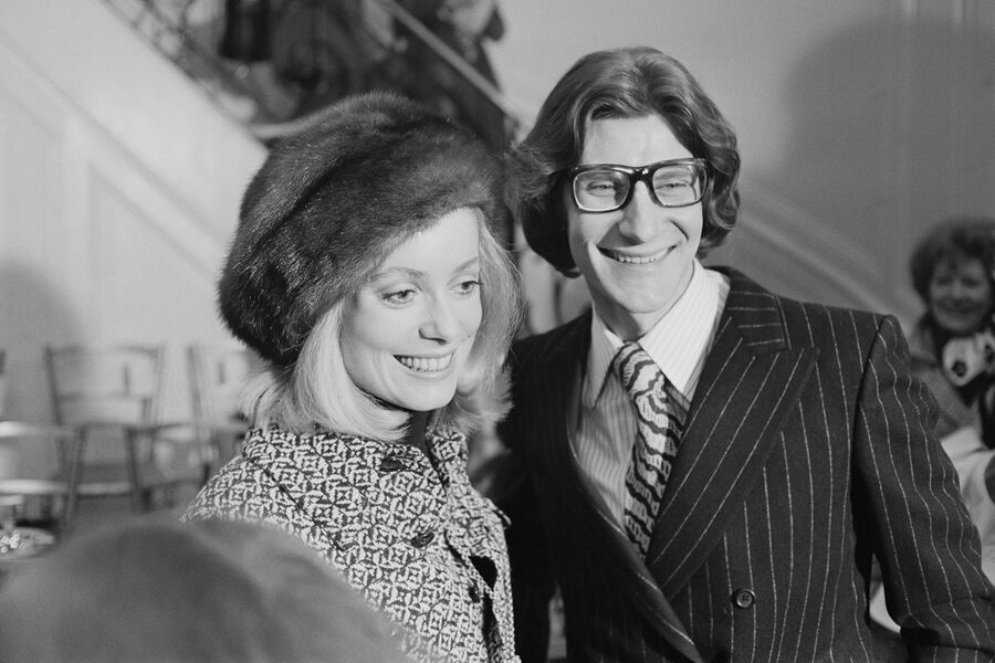 Французский дизайнер Ив Сен-Лоран (1936-2008) и актриса Катрин Денев в&nbsp;Париже, 1970&nbsp;год 