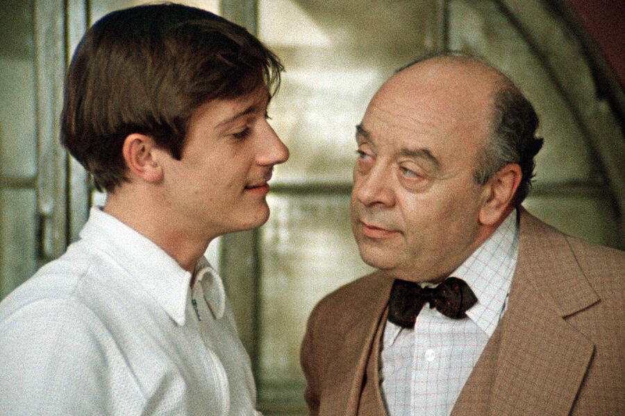 <b>«Покровские ворота», Михаил Козаков (1982)</b>
<br><br>Персонаж Броневого в&nbsp;«Покровских воротах» — артист Мосэстрады Аркадий Варламович Велюров, который влюбляется в&nbsp;пловчиху общества «Трудовые резервы» Светлану (Татьяна Догилева).
После выхода фильма поэт Давид Самойлов написал стихотворение: «Ностальгична, романтична эта лента, милый мой. Все играют в&nbsp;ней отлично. Лучше прочих — Броневой».
<br><br>На фото: Олег Меньшиков и Леонид Броневой
