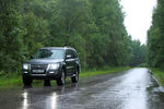 Чтобы отличить обновленный Pajero от дорестайлинговой версии надо иметь опыт решения задач на внимательность из серии «Найди десять отличий». Подсказка: смотреть надо на фальшрадиаторную решетку, линии переднего бампера, светодиоды и дизайн кофра для запасного колеса.
