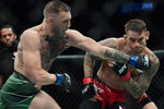 Конор Макгрегор и Дастин Порье во время главного поединка турнира UFC 264, 10 июля 2021 года