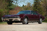 Oldsmobil Toronado
<br><br>
Выпущенный в 1966 году Oldsmobil Toronado стал первым массовым в Америке автомобилем с передним приводом и оказал влияние на будущие переднеприводные модели GM. Конструкция переднего привода оказалась достаточно прочной и надежной, чтобы выдерживать высокие нагрузки от мотора V8. Приятный бонус – элегантный дизайн со скрытыми фарами и наклонным задним стеклом.