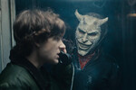 <b>«Черный телефон 2» (Black Phone 2), реж. Скотт Дерриксон</b>
<br><br>
<b>Где и когда смотреть:</b> в мировом прокате — с 10 октября
<br><br>
Продолжение нашумевшего хоррор-триллера Скотта Дерриксона по рассказу Джо Хилла про похитителя детей в жуткой маске, которого вновь изобразил Итан Хоук («Перед рассветом»).
