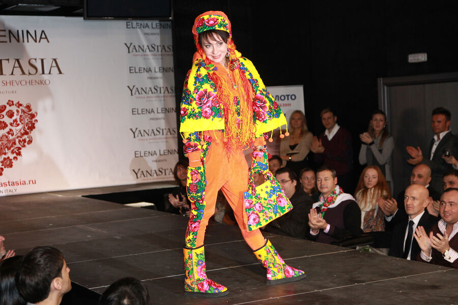 Марина Хлебникова на&nbsp;показе новой коллекции продюсера светских вечеринок Лены Лениной и модельеров Яны и Анастасии Шевченко &laquo;YanaStasia presented by ELena Lenina&raquo;, 2010&nbsp;год