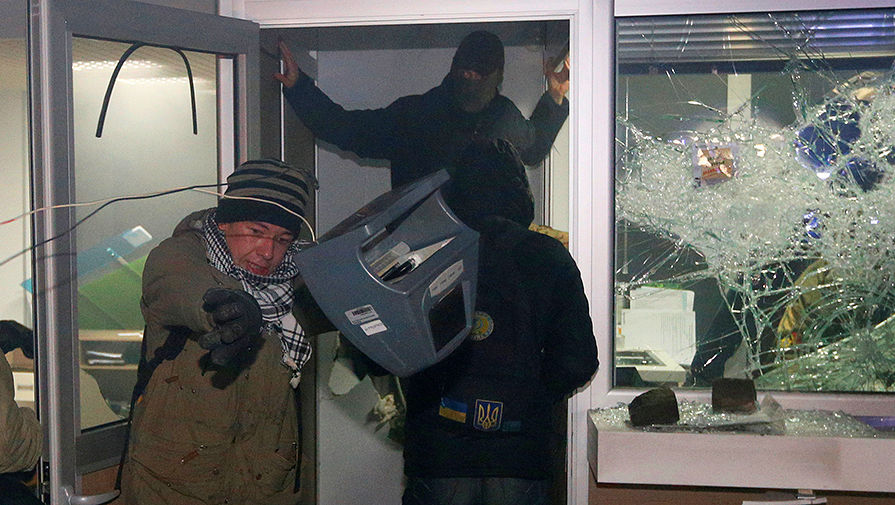 Митингующие в отделении Сбербанка в центре Киева