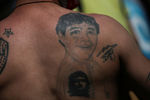 Мужчина с&nbsp;татуировкой Диего Марадоны около&nbsp;президентского дворца во время церемонии прощания с&nbsp;футболистом в&nbsp;Буэнос-Айресе, 26 ноября 2020 года