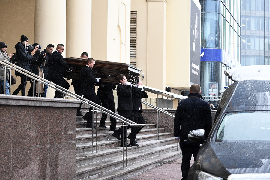 Вынос гроба с&nbsp;телом народного артиста России, певца Александра Градского после церемонии прощания в&nbsp;здании театрально-концертного музыкального объединения &laquo;Градский Холл&raquo; в&nbsp;Москве, 1&nbsp;декабря 2021&nbsp;года 