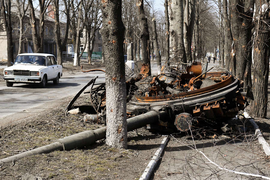 Сгоревшая военная техника на&nbsp;одной из&nbsp;улиц Волновахи, март 2022&nbsp;года