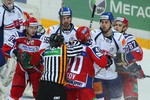 Судья пытается локализовать столкновение между Александром Свитовым и соперником