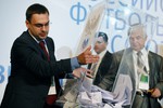 Организаторы несут урну с голосами