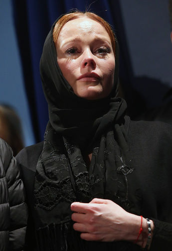 Актриса Елена Корикова на церемонии прощания с народным артистом России Альбертом Филозовым в театре «Школа современной пьесы»