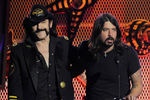 Основатель Motorhead Лемми Килмистер и лидер Foo Fighters Дэйв Грол во время церемонии вручения премии Revolver Golden Gods Awards в Лос-Анджелесе, 2010 год