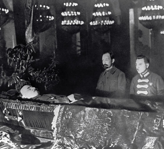 Феликс Дзержинский и Климент Ворошилов у&nbsp;гроба Владимира Ленина, 1924&nbsp;год