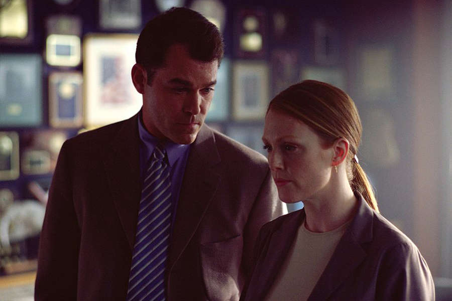 Рэй Лиотта и Джулианна Мур в&nbsp;фильме &laquo;Ганнибал&raquo; (2001)