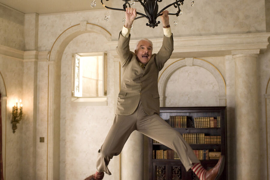 <b>«Розовая пантера» (2006)</b>
<br><br>
Мартин сыграл инспектора Жака Клузо, которому предстоит разгадать тайну убийства легендарного футбольного тренера и пропажи огромного бриллианта. Спустя три года &laquo;Пантера&raquo; получила продолжение, однако была разгромлена критиками, а сам Мартин за&nbsp;роль в&nbsp;сиквеле &laquo;удостоился&raquo; номинации на&nbsp;&laquo;Золотую малину&raquo;.