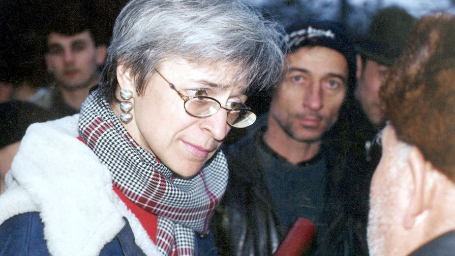 Анна Политковская в селении Хатуни (Чечня), 2001 год