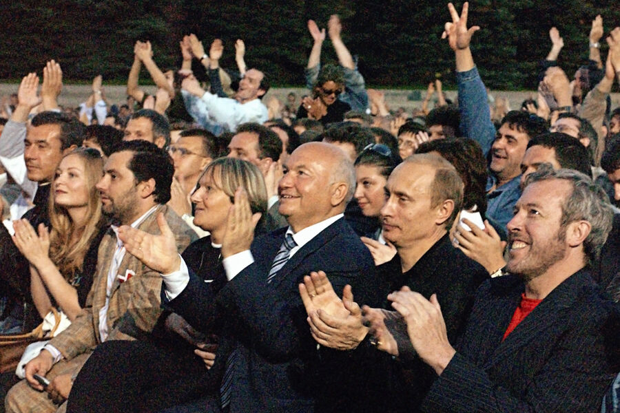 Президент России Владимир Путин, мэр столицы Юрий Лужков с&nbsp;супругой и Андрей Макаревич (признан в РФ иностранным агентом) на&nbsp;концерте Пола Маккартни на&nbsp;Красной площади в&nbsp;Москве, 2003&nbsp;год
