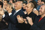 Президент России Владимир Путин, мэр столицы Юрий Лужков с супругой и Андрей Макаревич (справа) во время концерта Пола Маккартни на Красной площади в Москве, 2003 год
