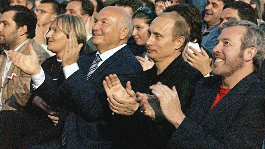Президент России Владимир Путин, мэр столицы Юрий Лужков с супругой и Андрей Макаревич (справа) во время концерта Пола Маккартни на Красной площади в Москве, 2003 год