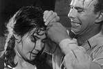 <b>Татьяна Самойлова и Алексей Баталов в фильме «Летят журавли» (1957)</b><br>
Фильм начинается с того, что герои гуляют по утренней Москве. По первоначальной задумке героиня должна была уходить в восходящее солнце по цепи Крымского моста. Неделю актеров привозили на грим в два часа ночи, но каждый раз Сергей Урусевский отменял съемку – не было нужного света. Его поддерживал в этом и Михаил Калатозов – сам в прошлом оператор. Создатели считали, что лучше никак не снимать, чем снимать плохие кадры.
