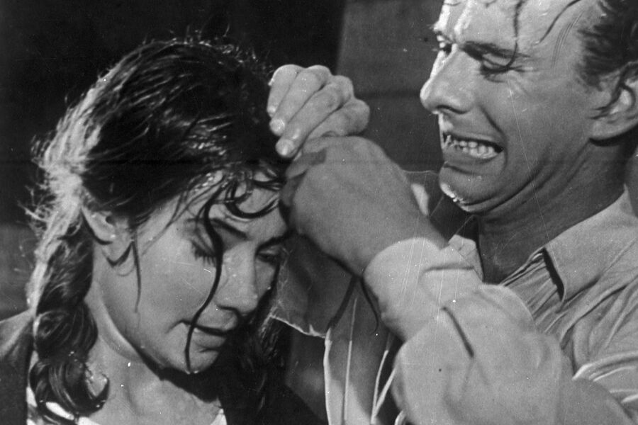 <b>Татьяна Самойлова и Алексей Баталов в&nbsp;фильме «Летят журавли» (1957)</b><br>
Фильм начинается с&nbsp;того, что герои гуляют по&nbsp;утренней Москве. По&nbsp;первоначальной задумке героиня должна была уходить в&nbsp;восходящее солнце по&nbsp;цепи Крымского моста. Неделю актеров привозили на&nbsp;грим в&nbsp;два часа ночи, но каждый раз Сергей Урусевский отменял съемку &ndash; не было нужного света. Его поддерживал в&nbsp;этом и Михаил Калатозов &ndash; сам в&nbsp;прошлом оператор. Создатели считали, что лучше никак не снимать, чем снимать плохие кадры.
