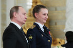 Президент РФ Владимир Путин и инженер отделения сигнализации 1073-го Центра управления ВКС старший лейтенант Елена Веселова, награжденная медалью ордена «За заслуги перед Отечеством» II степени, в Кремле на церемонии вручения государственных наград военнослужащим и специалистам военно-промышленного комплекса, отличившимся в ходе выполнения специальных задач в Сирии