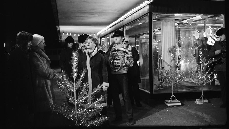 «Проснись и пой» &mdash; знаменитая песня из&nbsp;комедии «Джентльмены удачи» и не менее знаменитая сцена, в&nbsp;которой героиня Галины Микеладзе старается «растормошить» Косого (Савелий Крамаров). На&nbsp;самом деле &mdash; Микеладзе только сыграла жизнерадостную певицу. За&nbsp;кадром эту песню исполнила Лариса Мондрус. 