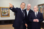 Режиссер Андрей Кончаловский, премьер-министр России Владимир Путин и кинорежиссер Никита Михалков во время посещения выставки «Петр Кончаловский, эволюция русского авангарда» в Московском музее современного искусства, 2010 год