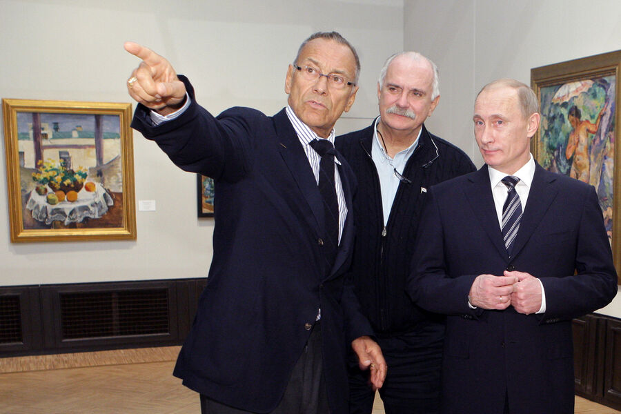 Режиссер Андрей Кончаловский, премьер-министр России Владимир Путин и кинорежиссер Никита Михалков во время посещения выставки &laquo;Петр Кончаловский, эволюция русского авангарда&raquo; в&nbsp;Московском музее современного искусства, 2010&nbsp;год