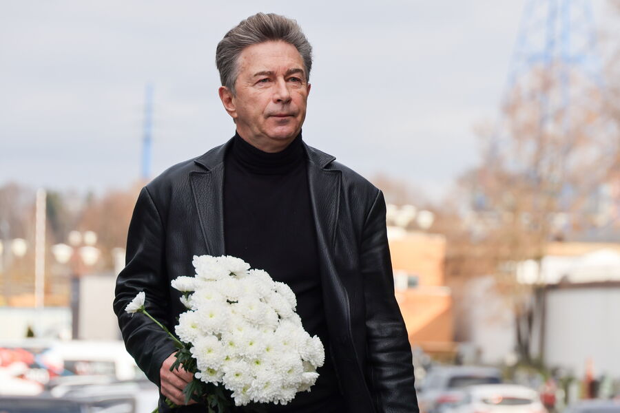 Певец Валерий Сюткин на&nbsp;церемонии прощания с&nbsp;телеведущим Юрием Николаевым в&nbsp;Москве, 8&nbsp;ноября 2025&nbsp;года