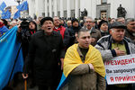 Участники протестного митинга перед зданием Верховной рады Украины в центре Киева, 22 октября 2017 года
