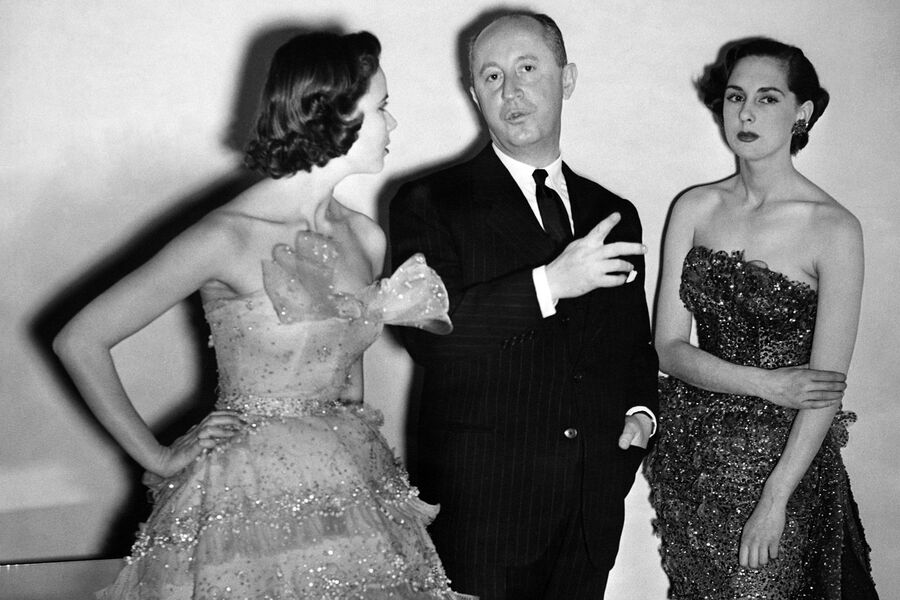 Первый &mdash; революционный &mdash; показ дома Dior состоялся 12&nbsp;февраля 1947&nbsp;года в&nbsp;бутике модельера. Он произвел фурор &mdash; Диор показал одежду, разительно отличавшуюся от той, к&nbsp;которой привыкли в&nbsp;40-х. По&nbsp;идее модельера, женщины в&nbsp;его нарядах должны были походить на&nbsp;цветы. «Это подлинная революция, дорогой Кристиан! Ваши наряды создают такой новый образ!» &mdash; заявила Кармель Сноу, главный редактор журнала Harper's Bazaar. Так родилось название стиля &mdash; «new look» («новый взгляд» или «новый образ»).